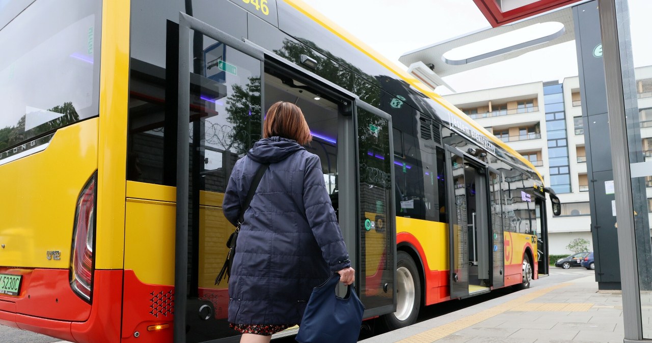 Takie zachowanie w autobusie to obciach. Pomyśl, zanim wyjmiesz z plecaka