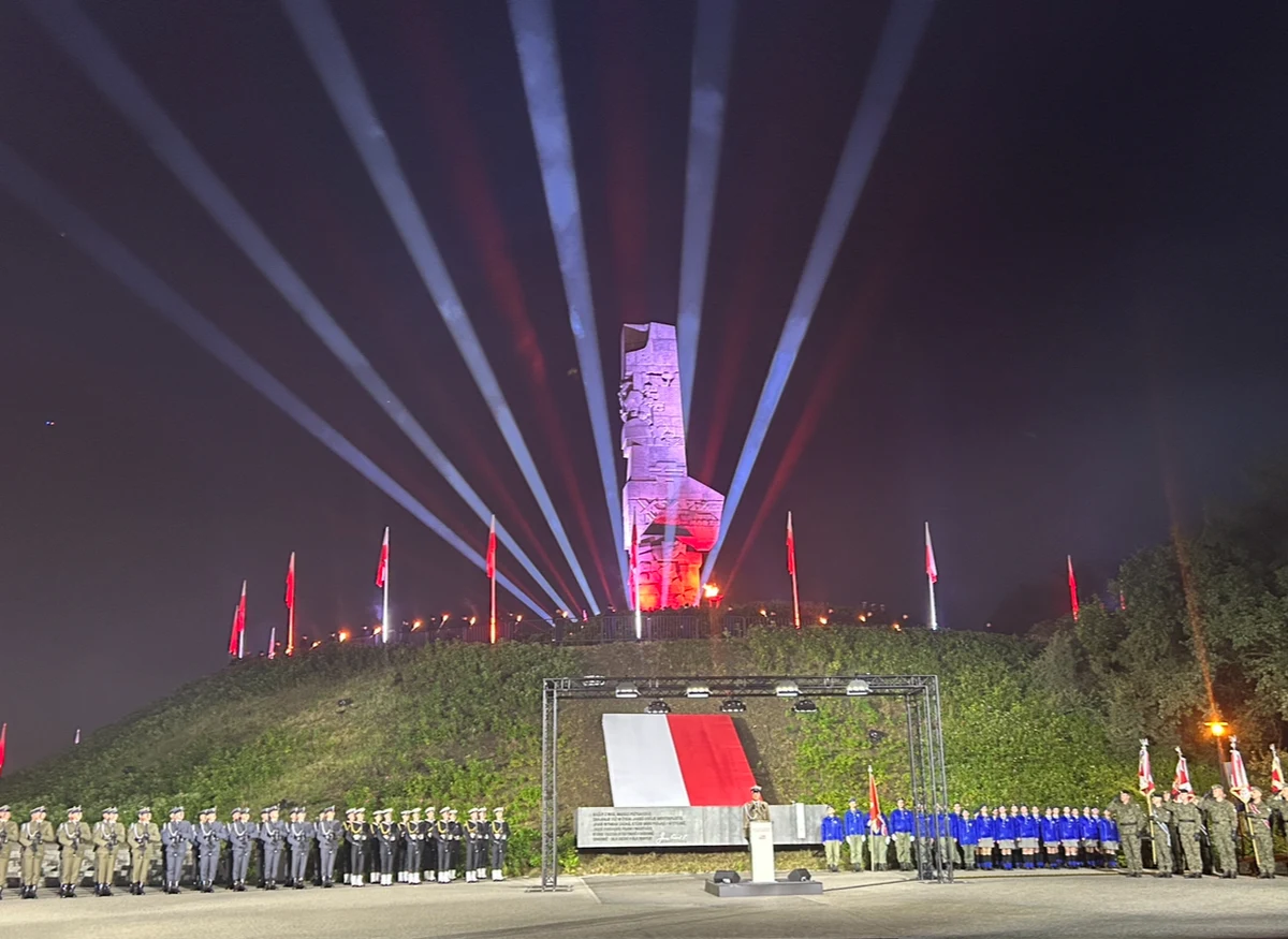 Podczas uroczystości upamiętniającej rocznicę wybuchu II wojny światowej na Westerplatte, dziesięciu archeologów zostało odznaczonych Krzyżem Zasługi przez Prezydenta Karola Nawrockiego. „Jeszcze na Westerplatte mogą znajdować się szczątki trzech polskich obrońców” – mówi RMF FM FM Filip Kuczma, kierownik działu archeologicznego Muzeum II Wojny Światowej. „Myślę, że to jest na pewno zwieńczenie pewnego etapu, ale działamy dalej. Nam przyświeca ta dewiza: wracamy po swoich” – dodaje Adam Dziewanowski, zastępca kierownika działu archeologicznego. 