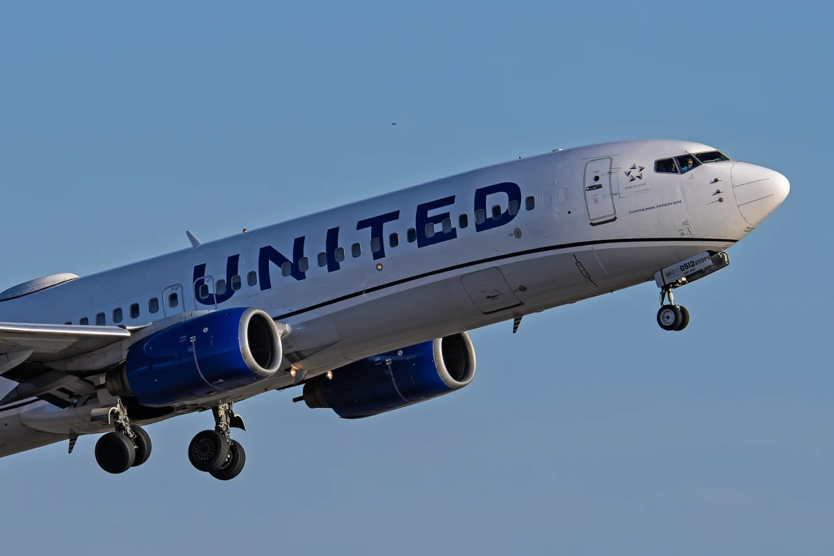 Lot United Express z Houston do Austin w Teksasie zamienił się w prawdziwy koszmar dla pasażerów i załogi. W trakcie podróży maszyna niespodziewanie wpadła w wyjątkowo silne turbulencje, które sprawiły, że samolot w ciągu zaledwie kilkudziesięciu sekund spadł o ponad 1 300 metrów. Na pokładzie zapanował chaos – pasażerowie byli rzucani o sufit, a ich rzeczy osobiste latały po całej kabinie. Dwie osoby musiały zostać przewiezione do szpitala.