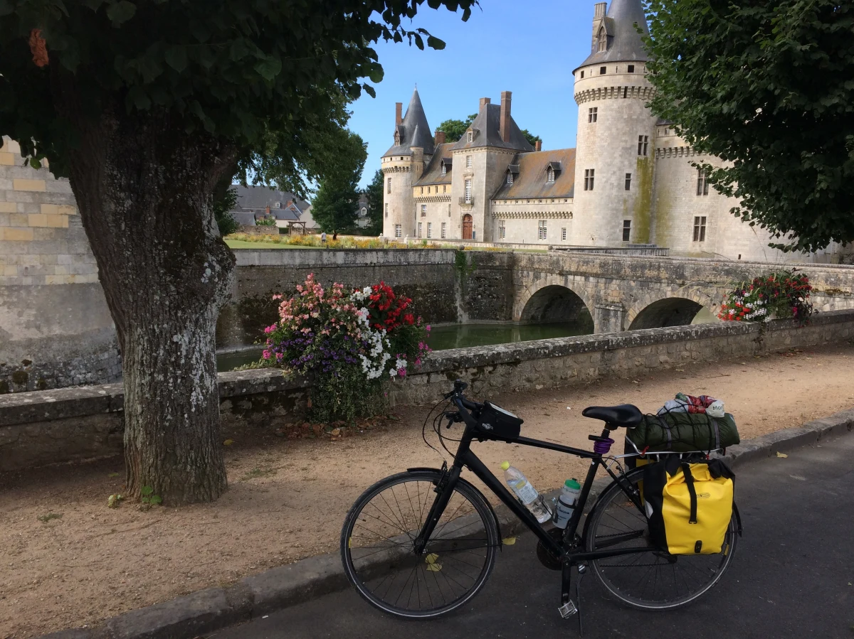 Trakt La Loire à Velo położony w niezwykle malowniczej Dolinie Loary - to właśnie on znalazł się na pierwszym miejscu na liście najbardziej zjawiskowych tras rowerowych na świecie magazynu "Time Out". Ten francuski region słynie z doskonałej kuchni i zapierających dech w piersiach krajobrazów, z powodu których został wpisany na Listę Światowego Dziedzictwa UNESCO.
