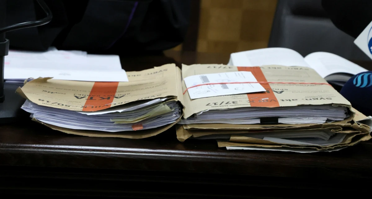 Prokuratura Okręgowa w Toruniu zdecydowała o przedstawieniu zarzutów Zdzisławowi K., synowi byłego prezesa Telewizji Polskiej Jacka Kurskiego. Mężczyzna został już wezwany na przesłuchanie w charakterze podejrzanego. Według ustaleń TVN24, grozi mu do 12 lat więzienia za rzekome wielokrotne zgwałcenie wówczas nieletniej Magdaleny oraz doprowadzenie jej podstępem i przemocą do innych czynności seksualnych.