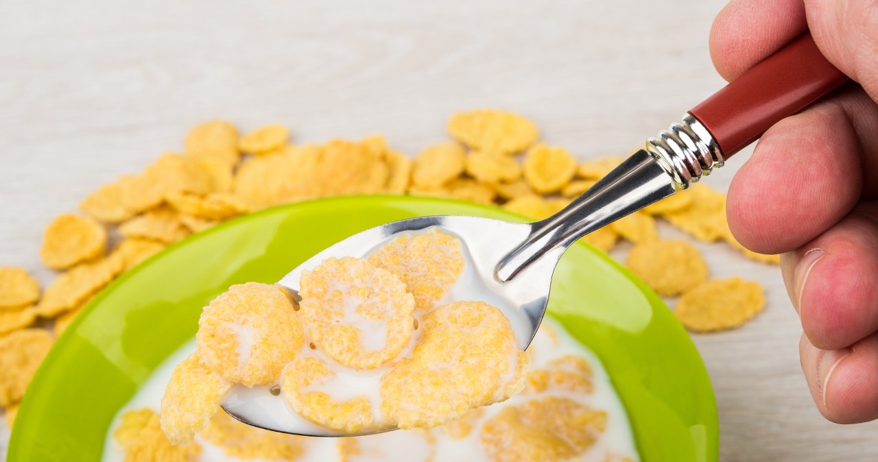 Płatki śniadaniowe to kaloryczna bomba. Na co uważać?