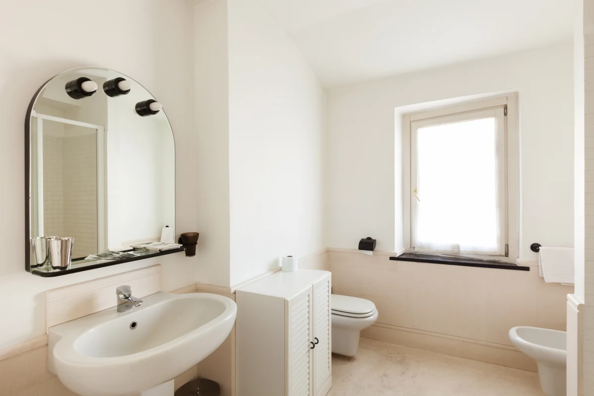 Wielu z nas po gorącym prysznicu automatycznie sięga do okna, by wypuścić parę wodną z łazienki. Wydaje się to logicznym i prostym sposobem na pozbycie się wilgoci. Jednak najnowsze doniesienia ekspertów wskazują, że ten powszechny nawyk może przynosić więcej szkody niż pożytku.