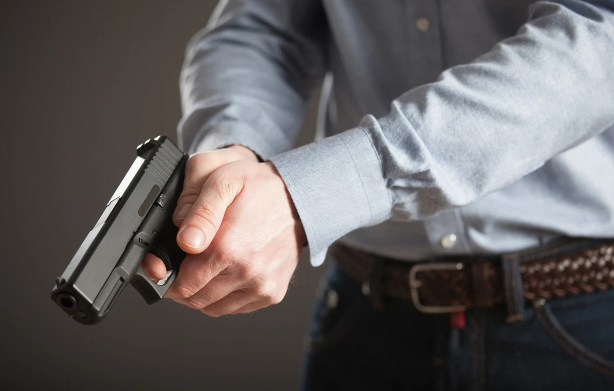 Nowe fakty w szokującej sprawie ze Skierniewic (Łódzkie). Zarzuty gróźb karalnych, spowodowania uszczerbku na zdrowiu u partnerki i u jej córki usłyszał 35-letni mieszkaniec tego miasta, który oddał do pokrzywdzonych strzały z pistoletu śrutowego. 