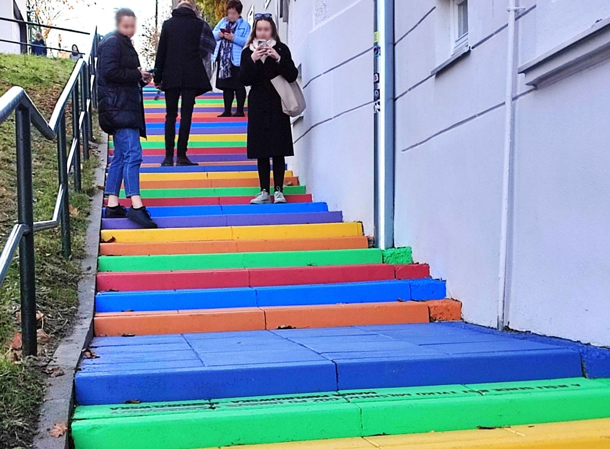 Kolorowe schody przyciągały mieszkańców i turystów. Ktoś je przemalował