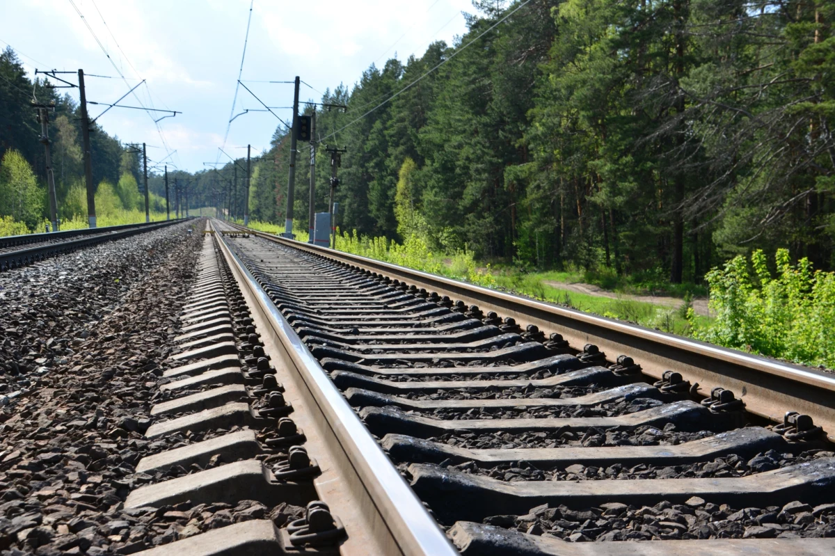Tragiczny wypadek na torach kolejowych w Małopolsce. W Cikowicach w powiecie bocheńskim pociąg Intercity Poznań-Przemyśl potrącił śmiertelnie młodego mężczyznę.

