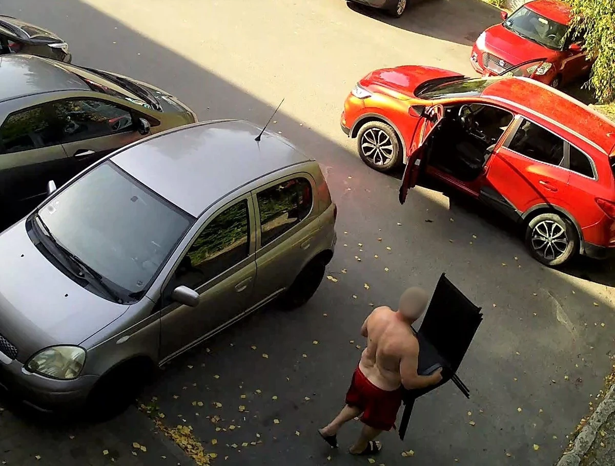 55-letni mieszkaniec gminy Świątniki Górne, który ukradł osiem krzeseł z lokalu gastronomicznego w Sieprawiu, został zatrzymany przez policję. Zadziwiająca była zuchwałość sprawcy - mężczyzna w środku dnia podjechał pod restaurację i po prostu zaczął wynosić meble do swojego samochodu.