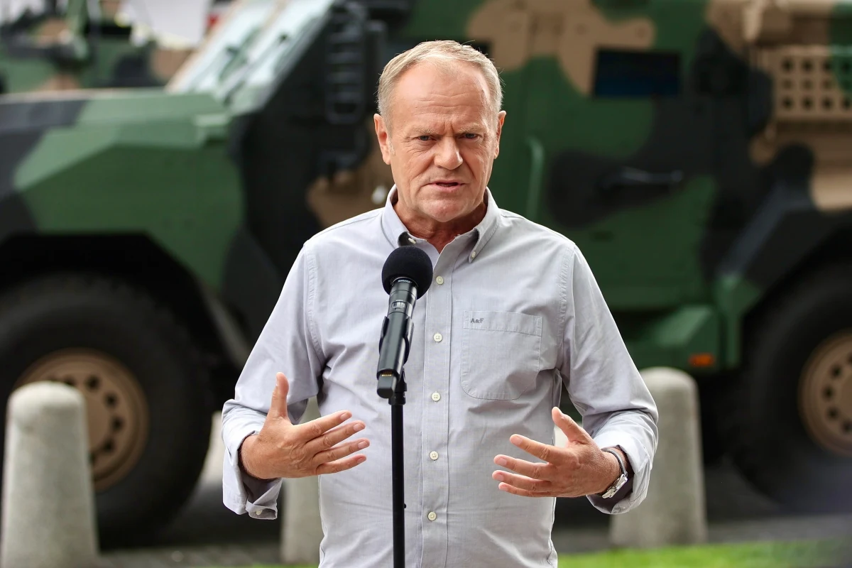 46 procent Polaków to przeciwnicy obecnego rządu, a 22 proc. podchodzi do niego obojętnie - wynika z najnowszego sondażu CBOS. Badanie pokazuje też, że ponad połowa respondentów jest niezadowolona z premiera Donalda Tuska. 