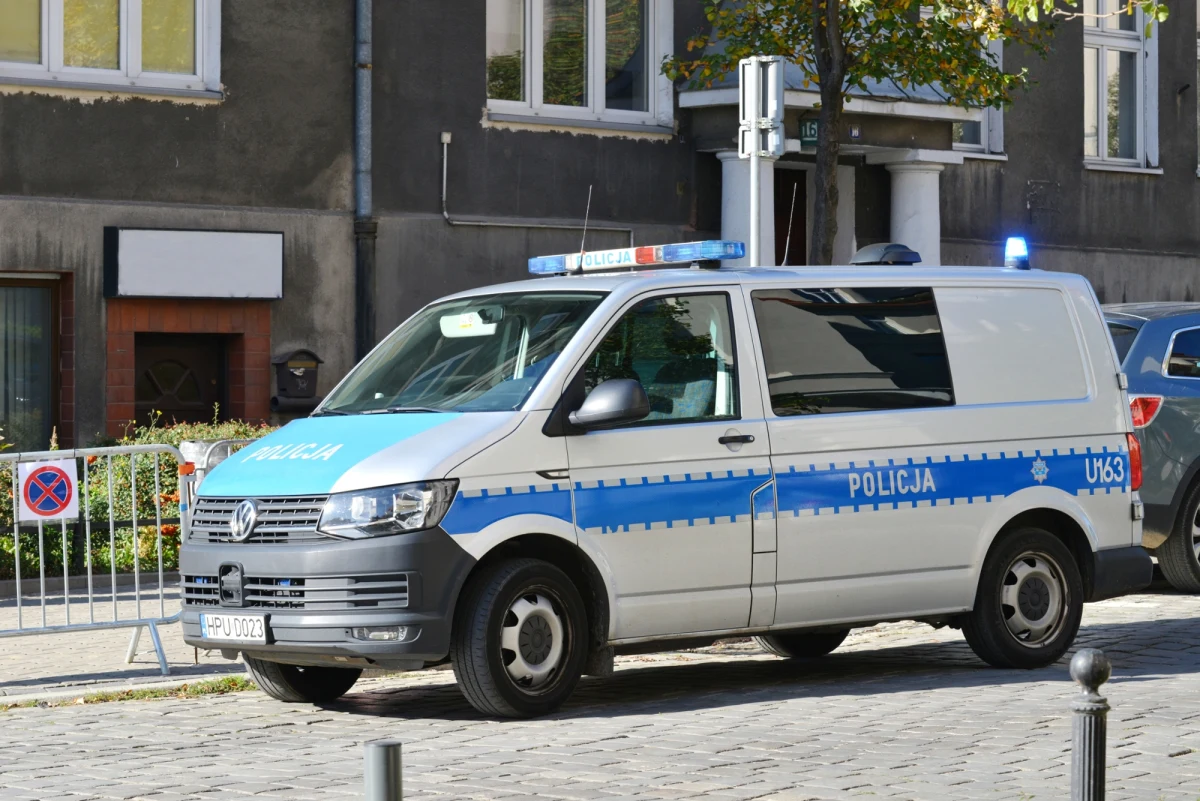 Chorą kobietę wywlókł z mieszkania i zostawił na klatce schodowej, gdzie zmarła. Taka dramatyczna scena rozegrała się w poniedziałek w łódzkiej kamienicy przy ul. Skorupki. 48-letni mężczyzna ma prokuratorskie zarzuty nieudzielenia pomocy w niebezpieczeństwie oraz znieważenia zwłok.