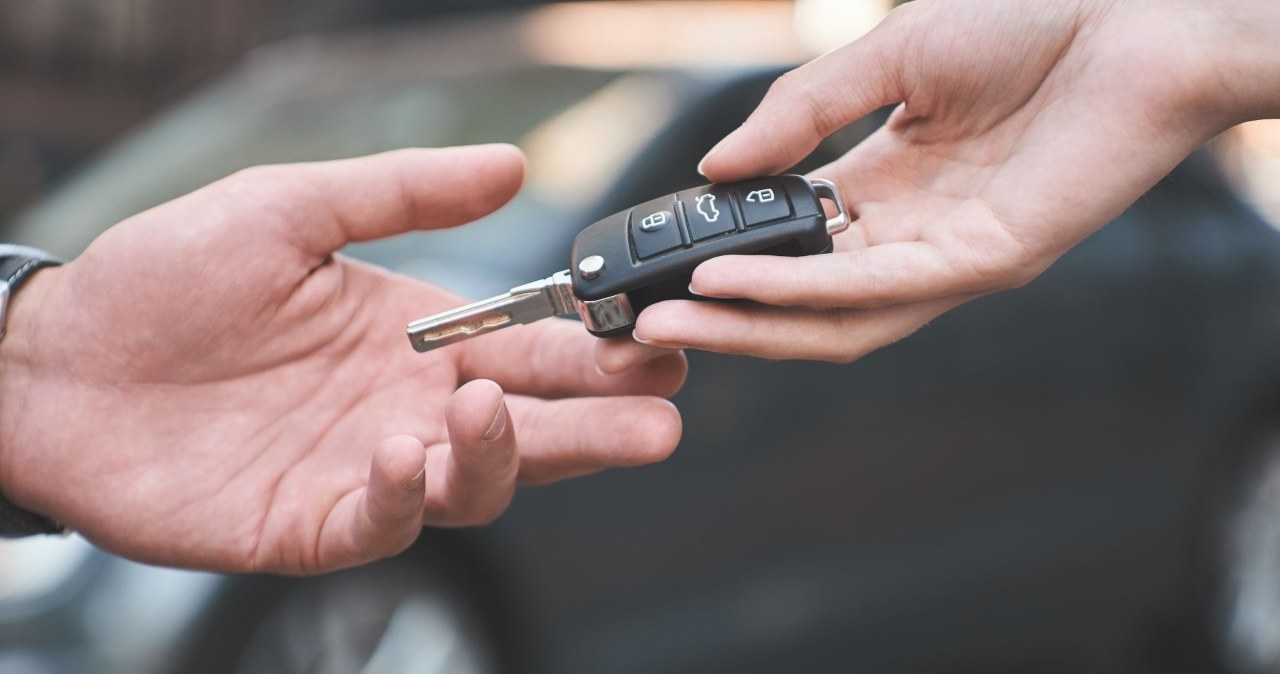 Tak oszukują sprzedawcy aut. Na te sygnały musisz uważać