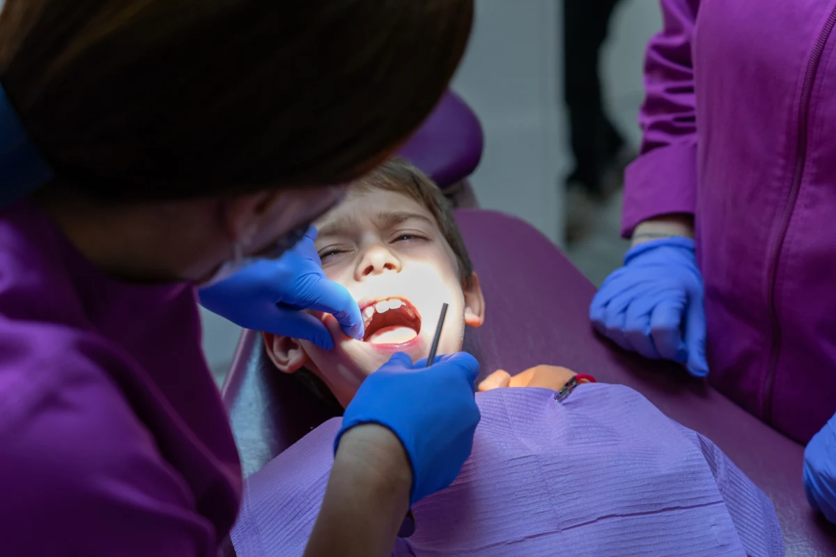 Strach przed dentystą jest powszechny, a większość z nas chciałaby poddać się terapii, by przezwyciężyć ten problem - piszą na łamach czasopisma "Journal of the American Dental Association" naukowcy z New York University College of Dentistry. Wyniki prowadzonych przez nich w USA badań pokazują, że aż trzy czwarte dorosłych odczuwa lęk przed stomatologiem. W swojej pracy piszą, skąd bierze się ten strach, jakie są jego konsekwencje i jak można rozwiązać ten problem. Przekonują, że to możliwe. 