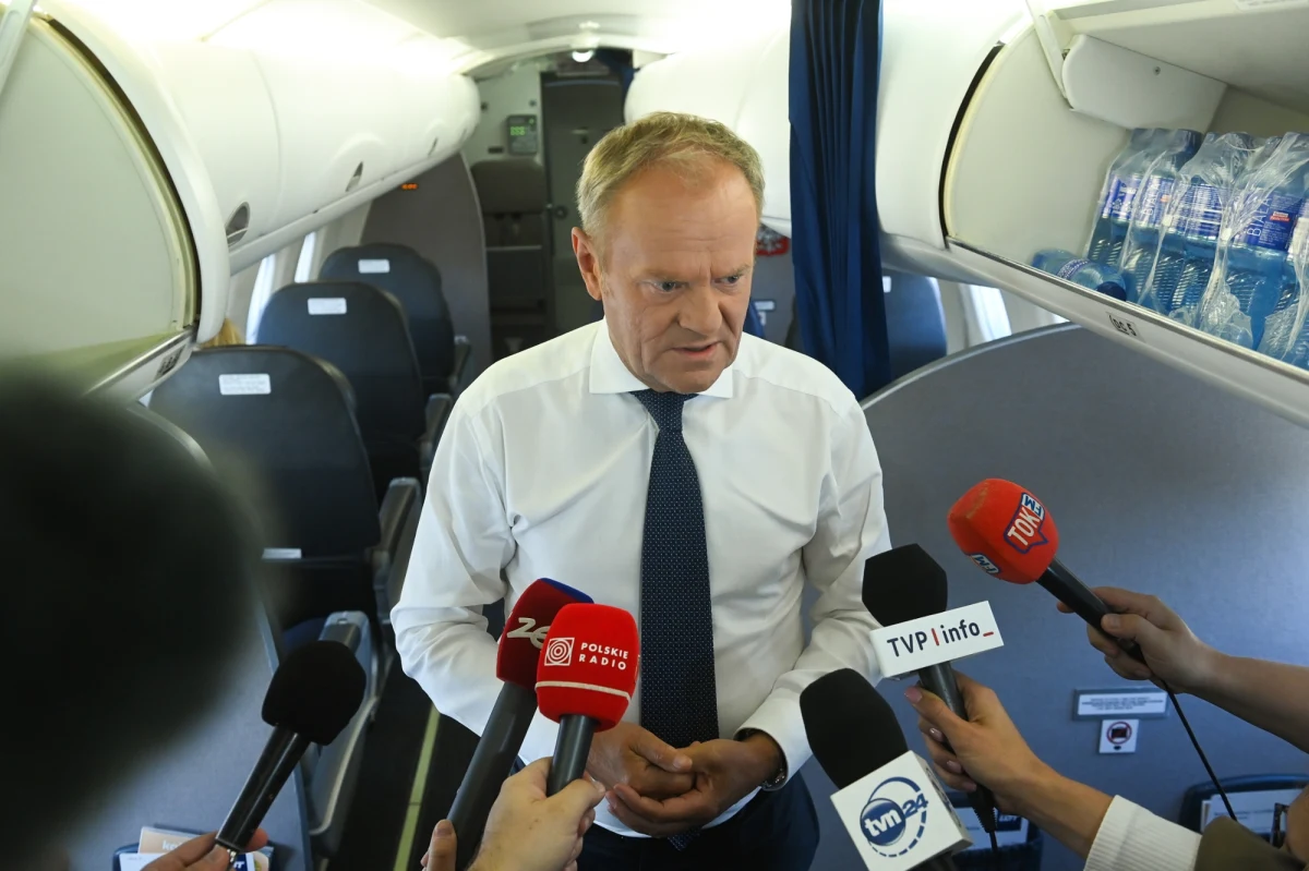 Premier Donald Tusk wyraził zaniepokojenie brakiem informacji ze strony Kancelarii Prezydenta na temat efektów wizyty prezydenta Karola Nawrockiego w Stanach Zjednoczonych. Szef rządu podkreślił, że oczekuje lepszej współpracy w przyszłości i zapowiedział, że będzie namawiał opozycję i kancelarię prezydenta, żeby w sprawach międzynarodowych działać solidarnie. "Polska zawsze musi zachować się godnie, z podniesioną głową. Czy się to podoba, czy nie, ja z nikim na kolanach rozmawiać nie będę" - powiedział premier.