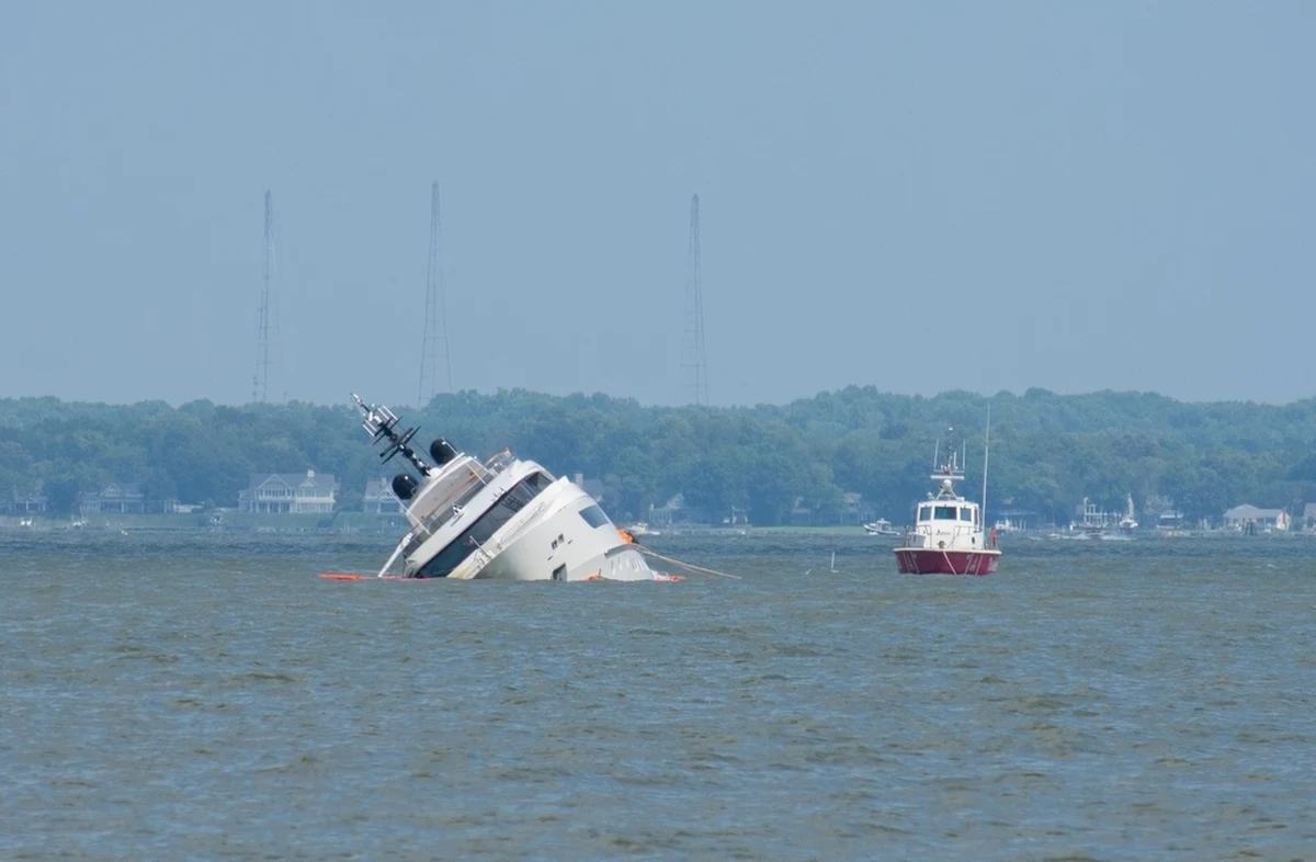 W Turcji nowoczesny jacht o wartości blisko miliona dolarów przewrócił się i zatonął zaledwie kwadrans po opuszczeniu stoczni. Właściciel jednostki oraz załoga musieli ratować się skokiem do morza.