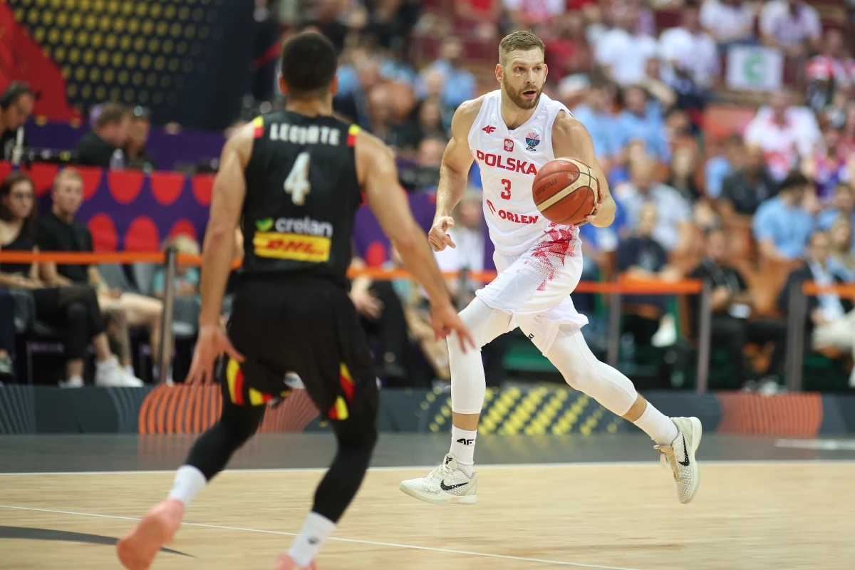 ​Reprezentacja Polski koszykarzy przegrała w katowickim Spodku z Belgią 69:70 (17:16, 16:23, 25:19, 11:12) w ostatnim meczu fazy grupowej mistrzostw Europy. Wynik tego spotkania nie zmienił zbyt wiele w sytuacji Biało-Czerwonych, którzy zajęli drugie miejsce w grupie, i z bilansem 3-2 awansowali do 1/8 finału turnieju.