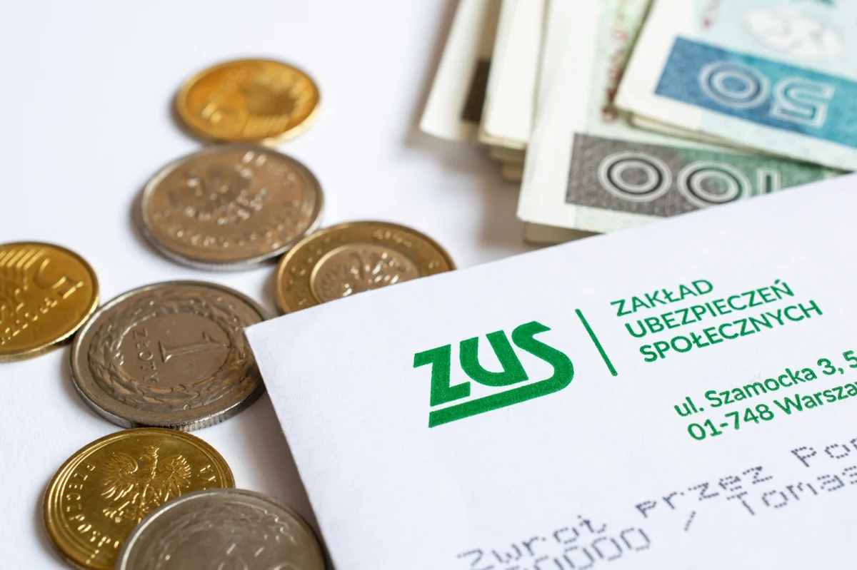 Uczniowie i studenci, którzy otrzymują rentę rodzinną po zmarłym rodzicu, muszą pamiętać o sprawdzeniu ważności zaświadczenia o kontynuowaniu nauki. Zakład Ubezpieczeń Społecznych przypomina, że brak wymaganych dokumentów może skutkować wstrzymaniem wypłaty świadczenia. Jeśli uczeń przerwie naukę i nie poinformuje o tym ZUS-u, to będzie musiał zwrócić świadczenie z odsetkami. 