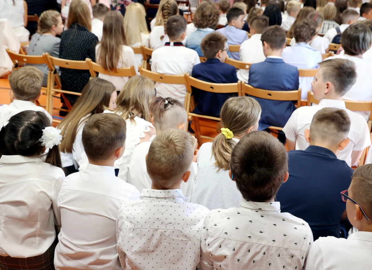 Podczas rozpoczęcia roku szkolnego w Szkole Podstawowej nr 10 w Starachowicach uczennice wykonały piosenkę "Wesele w Dubaju" zespołu Daj to Głośniej, w której padły słowa: "W Dubaju w hotelu, na swoim weselu, będę pijana, będę pijana". Kontrowersyjny występ odbił się szerokim echem w mediach. Do sprawy odniosła się teraz dyrektorka placówki, która poinformowała o zakończeniu współpracy z nauczycielkami odpowiedzialnymi za program artystyczny wydarzenia.