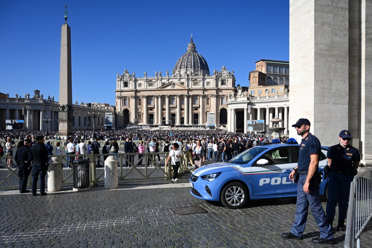 Uważaj, tak działają oszuści w Rzymie. Policja ostrzega