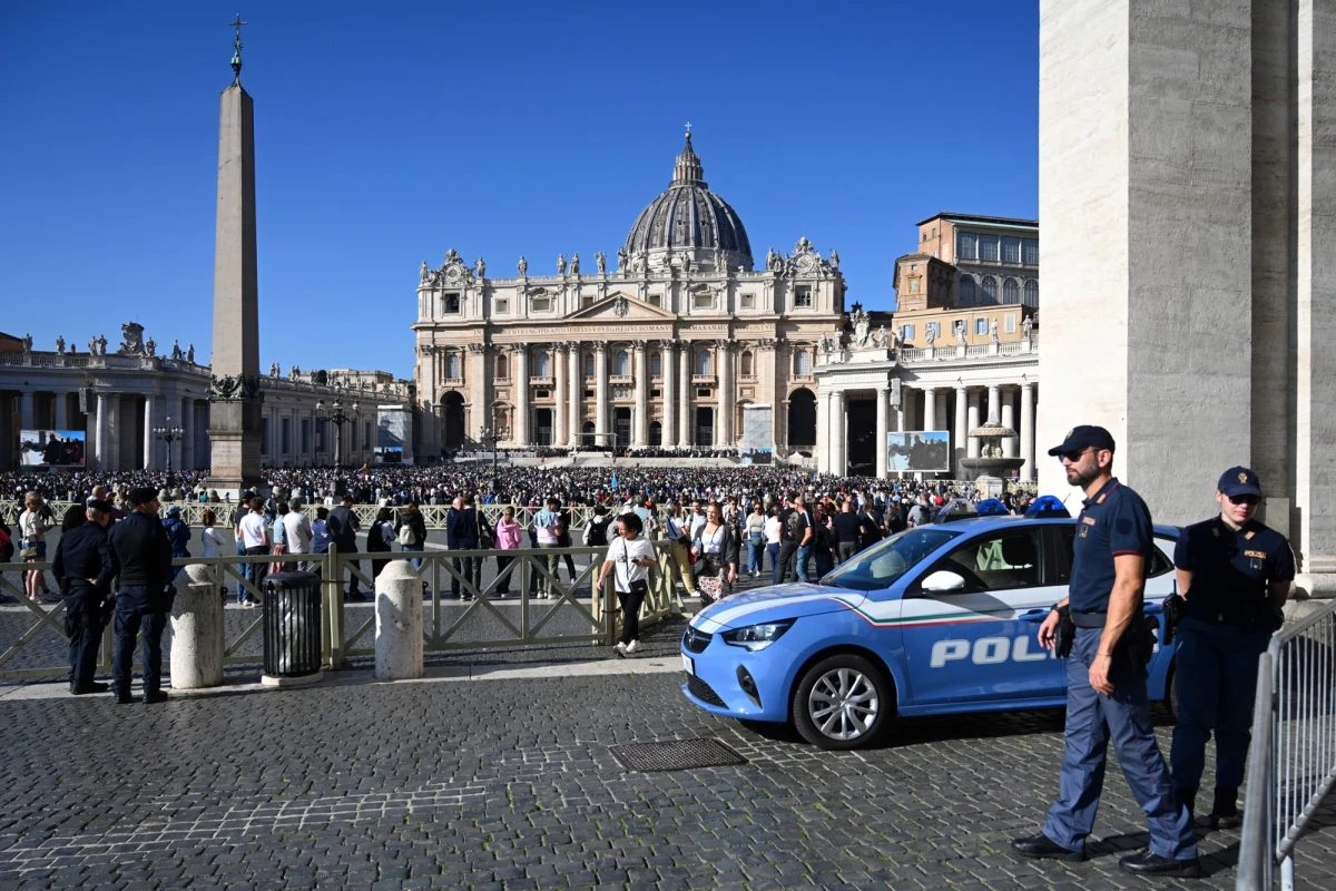 Rzymska policja ostrzega turystów przed powracającym oszustwem na tzw. bransoletkę. W ostatnich tygodniach proceder nasilił się w najpopularniejszych miejscach stolicy Włoch, takich jak Koloseum, fontanna di Trevi czy Watykan. 