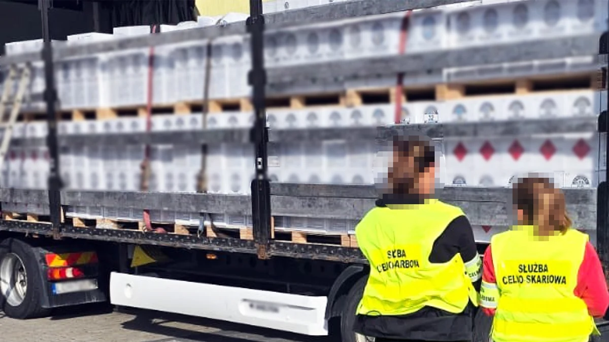 Funkcjonariusze mazowieckiej Krajowej Administracji Skarbowej udaremnili przemyt gazów cieplarnianych o wartości ponad 4 mln zł. Sprawcom grozi kara do 3 lat więzienia. 
