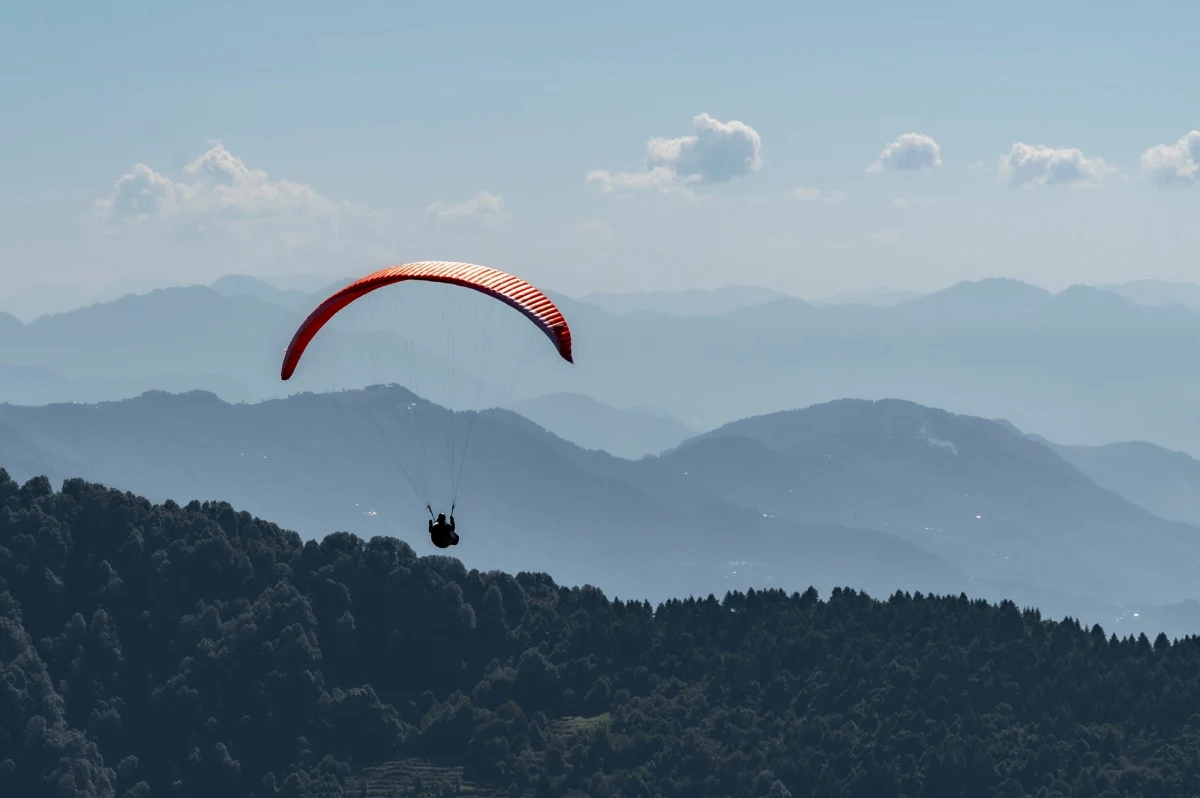 Dramatyczne chwile przeżył 86-letni paralotniarz, który w czwartek został ranny podczas lotu w Rybarzowicach na Śląsku. Mężczyzna został przetransportowany do szpitala. Na szczęście jego życiu nie zagraża niebezpieczeństwo. 