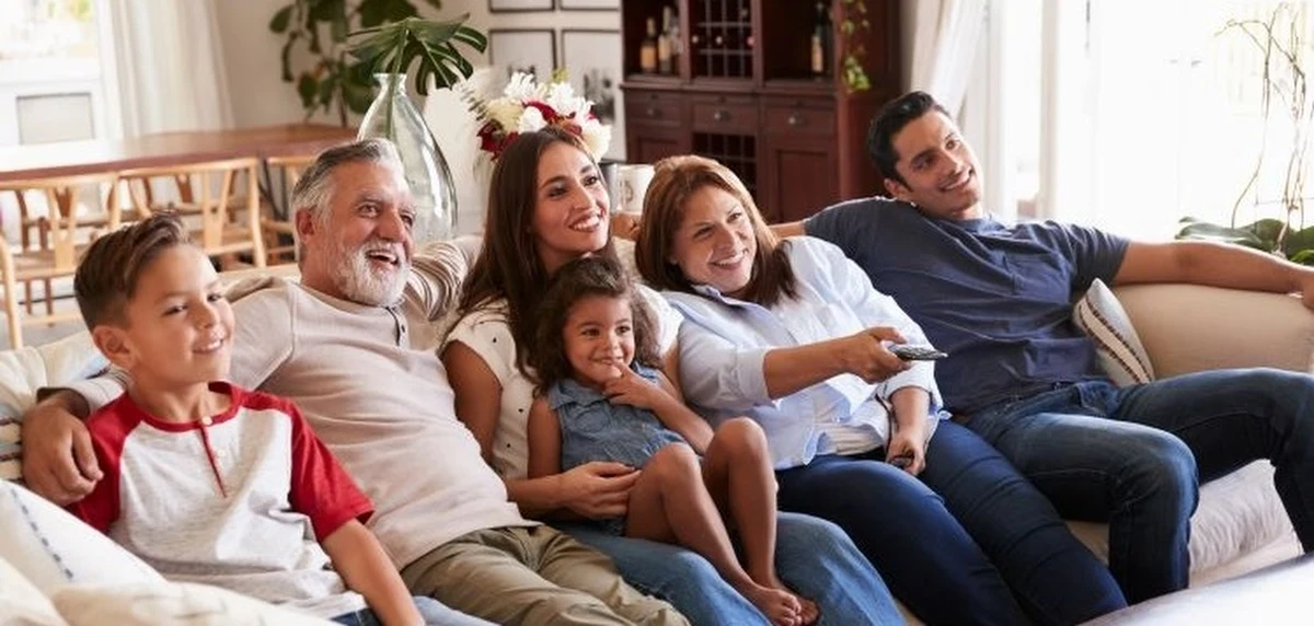 Nowoczesny telewizor to dziś coś więcej niż ekran – to centrum domowej rozrywki. W 2025 roku liczy się nie tylko rozdzielczość 4K czy 8K, ale także zaawansowane technologie podświetlenia, płynne odświeżanie obrazu i inteligentne funkcje Smart TV. Sprawdź, które modele warto wybrać, aby poczuć prawdziwy kinowy klimat bez wychodzenia z domu.