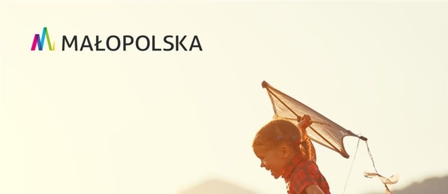 Jak rozmawiać z dziećmi o emocjach? Gdzie leży granica między wsparciem a nadopiekuńczością? W jaki sposób prawo chroni najmłodszych i jakie obowiązki ciążą na rodzicach? To tylko niektóre z pytań, na które odpowiadają eksperci w serii podcastów "Małopolska Akademia Rodzica". Projekt realizowany przez Departament Edukacji Województwa Małopolskiego już po raz trzeci zaprasza do wysłuchania rozmów z psychologami, psychiatrami i prawnikami. Prowadząca – Jowita Dziedzic-Golec z RMF Classic – zadaje pytania, które często sami boimy się postawić, a zaproszeni goście odpowiadają na nie z doświadczeniem, wiedzą i wrażliwością. 