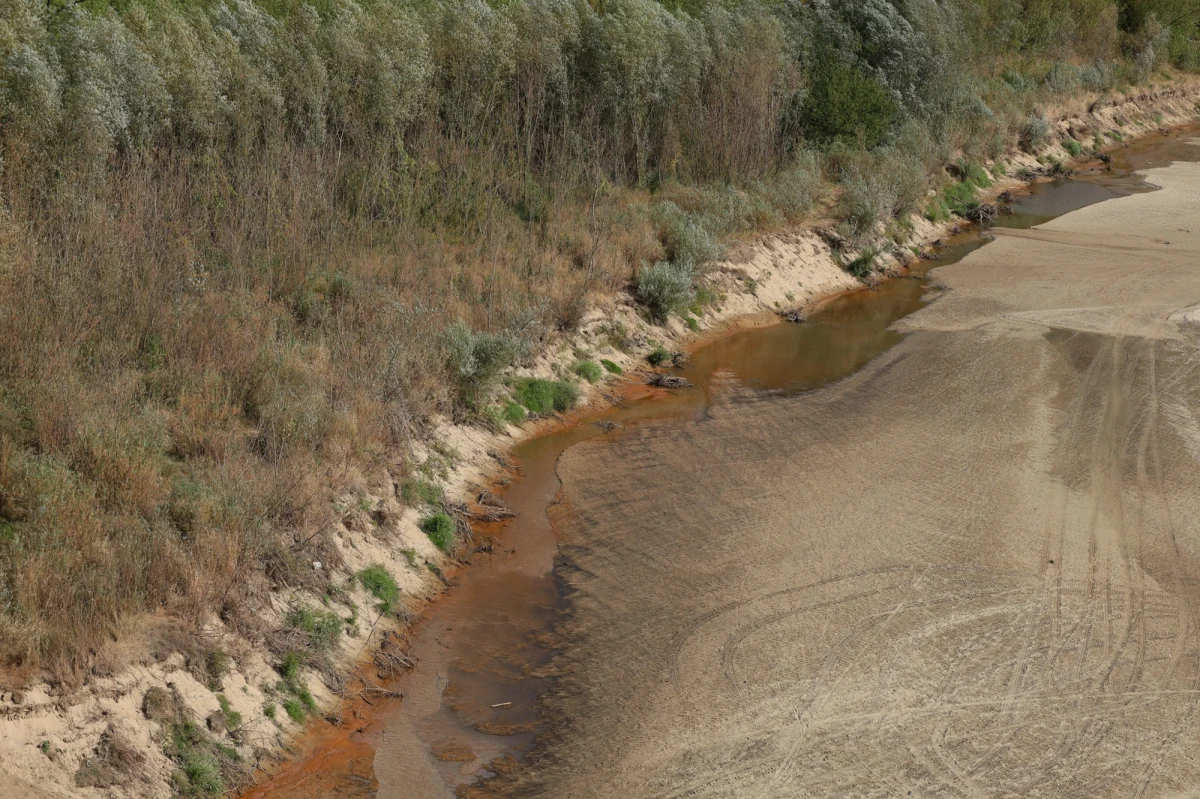 Drewniana konstrukcja, którą Wisła odsłoniła w okolicach Mostu Południowego w Warszawie, to 12-metrowy fragment drewnianej łodzi. Może ona pochodzić z XVII-XVIII wieku, ale do dokładnego datowania konieczne są dalsze badania - informują archeolodzy.