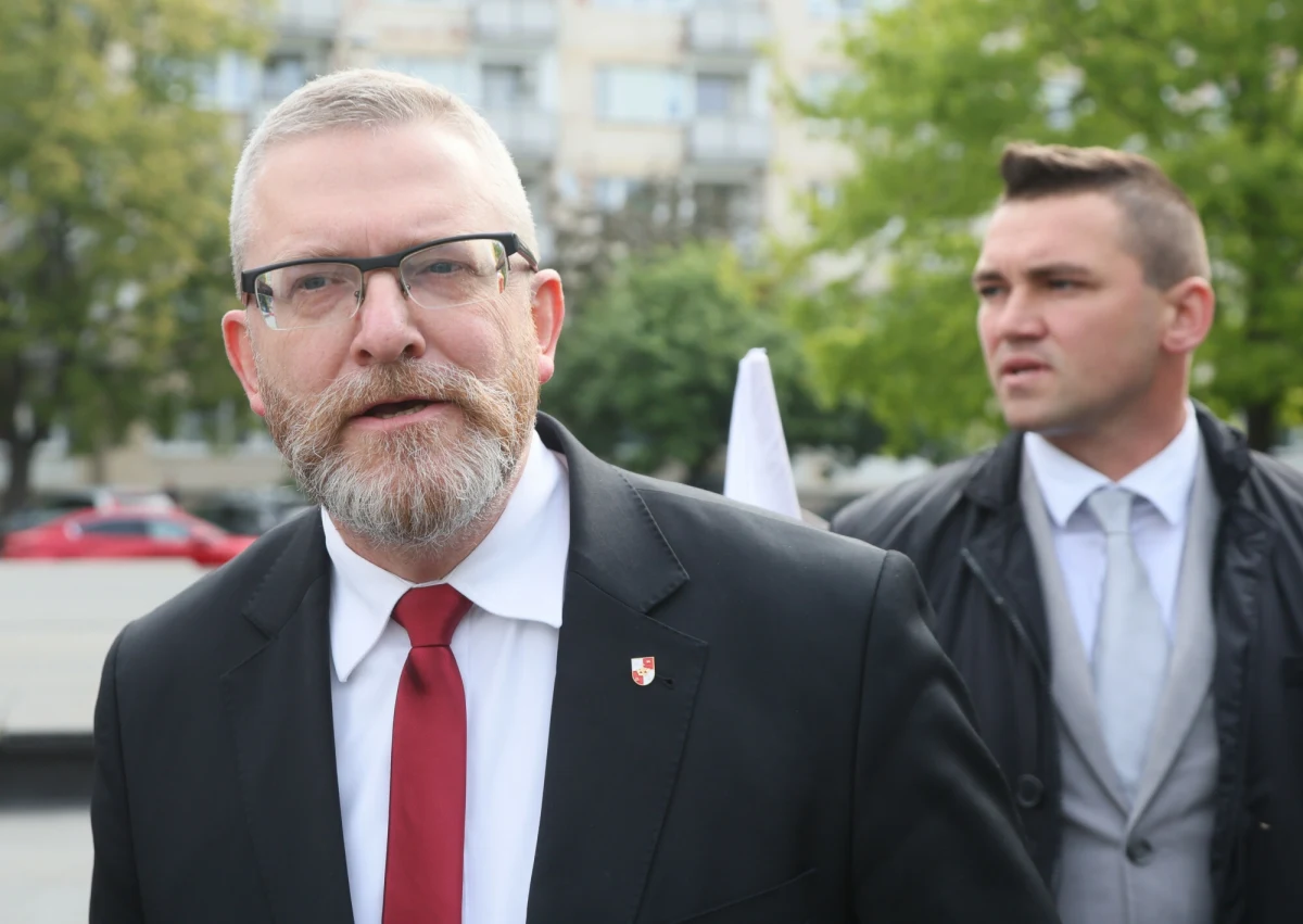 Jest wniosek o uchylenie immunitetu europosłowi Grzegorzowi Braunowi, tym razem za kłamstwo oświęcimskie. Prokurator Generalny Waldemar Żurek skierował go do przewodniczącej Parlamentu Europejskiego. Dziennikarka RMF FM w Brukseli ustaliła, że procedura pozbawienia przez PE immunitetu Brauna potrwa kilka miesięcy, a początek tej procedury może natomiast nastąpić już w przyszłym tygodniu na sesji plenarnej lub w październiku. 