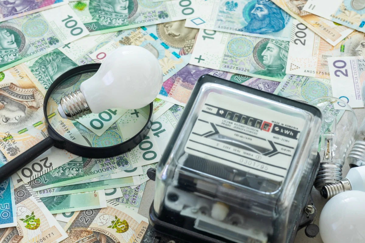 Ceny energii w Polsce miałyby zostać zamrożone do końca czwartego kwartału tego roku na poziomie 500 zł za MWh. Jak przekazał minister energii Miłosz Motyka, rząd przygotował już drugi projekt ustawy zakładający dalsze mrożenie cen energii elektrycznej. Obecnie przepisy obowiązują tylko do końca tego miesiąca.