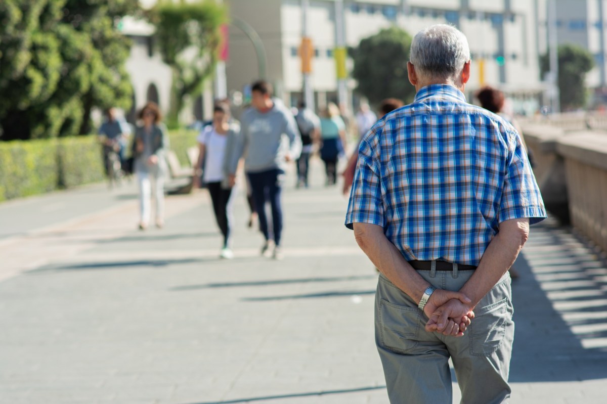 Ta popularna pozycja podczas spaceru zdradza więcej, niż myślisz