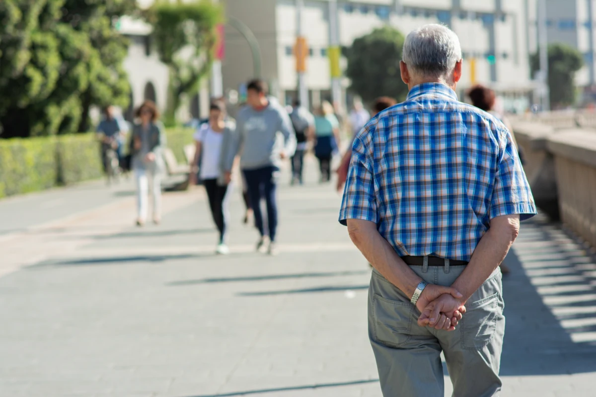 Chodzenie z rękami za plecami to gest, który wielu z nas wykonuje zupełnie nieświadomie podczas spacerów, rozmów czy chwil refleksji. Ta pozornie zwyczajna postawa kryje w sobie jednak znacznie więcej, niż mogłoby się wydawać na pierwszy rzut oka. Psychologowie i specjaliści od mowy ciała podkreślają, że sposób, w jaki układamy ręce podczas chodzenia, może zdradzać nasze samopoczucie, nastawienie do otoczenia, a nawet stan emocjonalny.