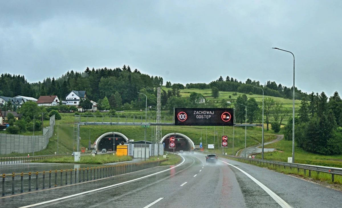 Tegoroczne wakacje na zakopiance zapiszą się w historii ruchu drogowego – przez tunel im. Marii i Lecha Kaczyńskich pod Luboniem Małym przejechało ponad 2,1 miliona pojazdów. Generalna Dyrekcja Dróg Krajowych i Autostrad podsumowała letni sezon, wskazując na rekordowe natężenie ruchu oraz znaczenie tunelu dla podróżnych zmierzających w stronę polskich Tatr.