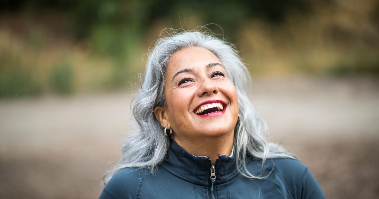 Siwe włosy w pięknym wydaniu. Odkryj tajemnicę srebrzystego blasku