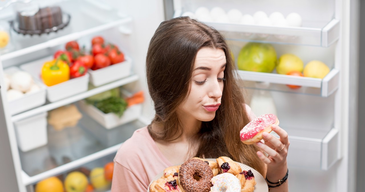 Dieta przed miesiączką ma ogromny wpływ. Dlaczego sięgamy po chipsy?