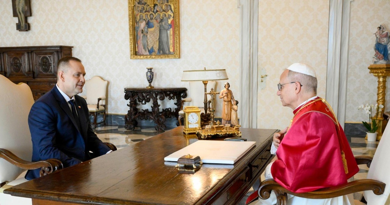 wiadomości,aktualności,Interia Karol Nawrocki w Watykanie. Wręczył papieżowi specjalny prezent