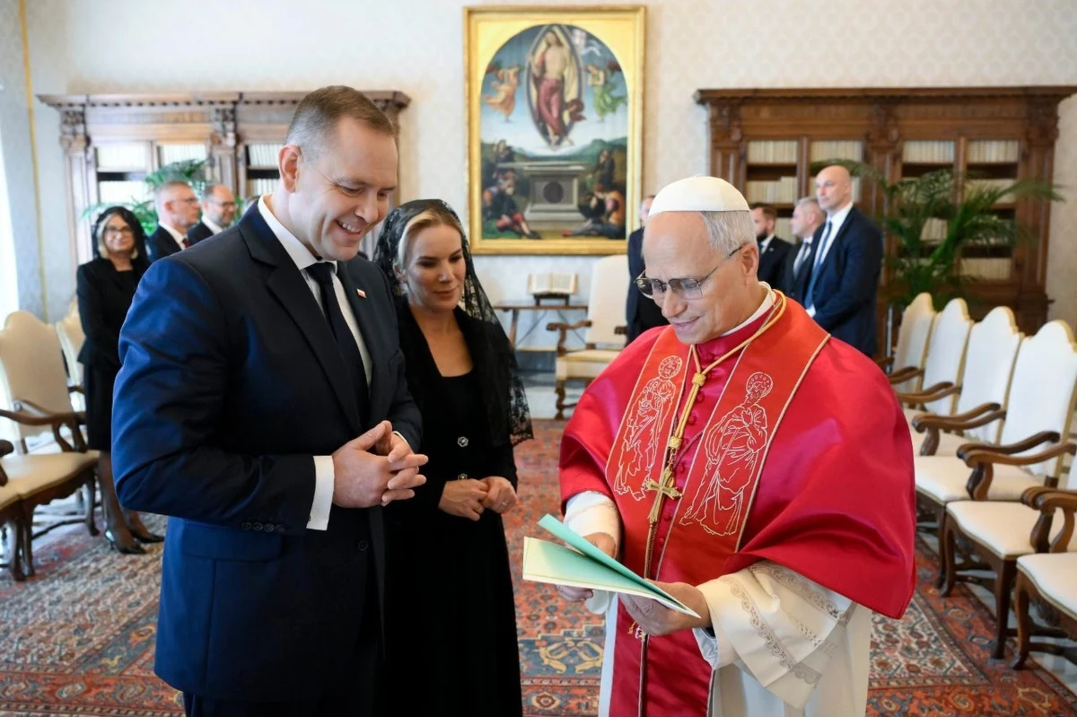 Prezydent Karol Nawrocki wraz z małżonką, pierwszą damą Martą Nawrocką, został przyjęty na prywatnej audiencji przez papieża Leona XIV w Pałacu Apostolskim. Towarzyszyły im dzieci: córka Katarzyna i syn Antoni.