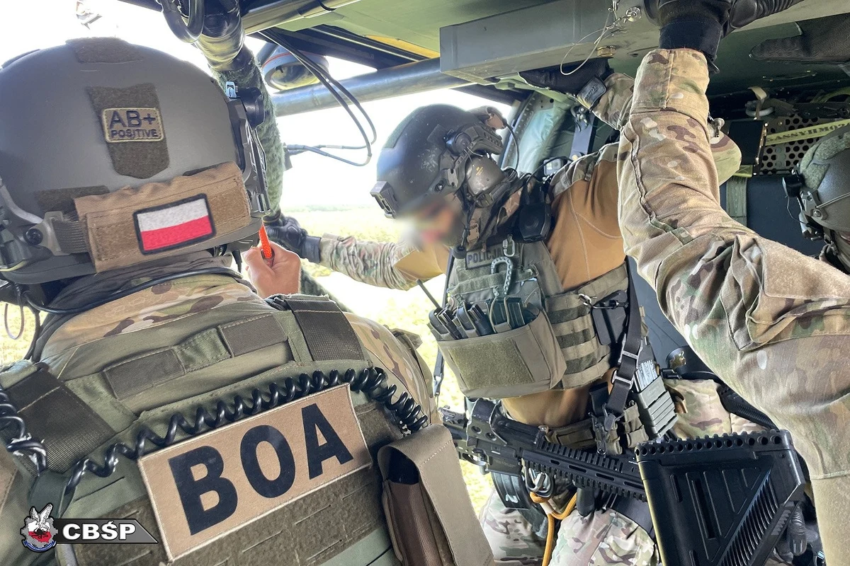 Spektakularna akcja Centralnego Biura Śledczego Policji zakończyła się rozbiciem jednego z największych w ostatnich latach laboratoriów metamfetaminy na terenie Polski. Policjanci zatrzymali trzech mężczyzn, którzy nadzorowali produkcję narkotyku i są powiązani z jednym z największych karteli w Ameryce Północnej. 