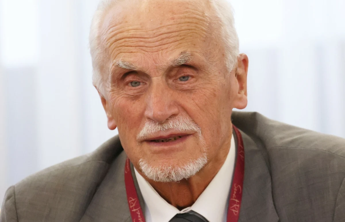 ​Ciąg dalszy zamieszania wokół środowego posiedzenia Trybunału Stanu. Do Warszawskiej Izby Adwokackiej trafiło pismo głównej Rzecznik Dyscyplinarnej Adwokatury Ewy Krasowskiej, która poleciła wszczęcie postępowania w sprawie zachowania adwokata Piotra Andrzejewskiego - jej zdaniem sposób, w jaki mecenas Andrzejewski zachowywał się w trakcie obrad, mógł uchybić zasadom etyki adwokackiej i naruszyć godność zawodu.