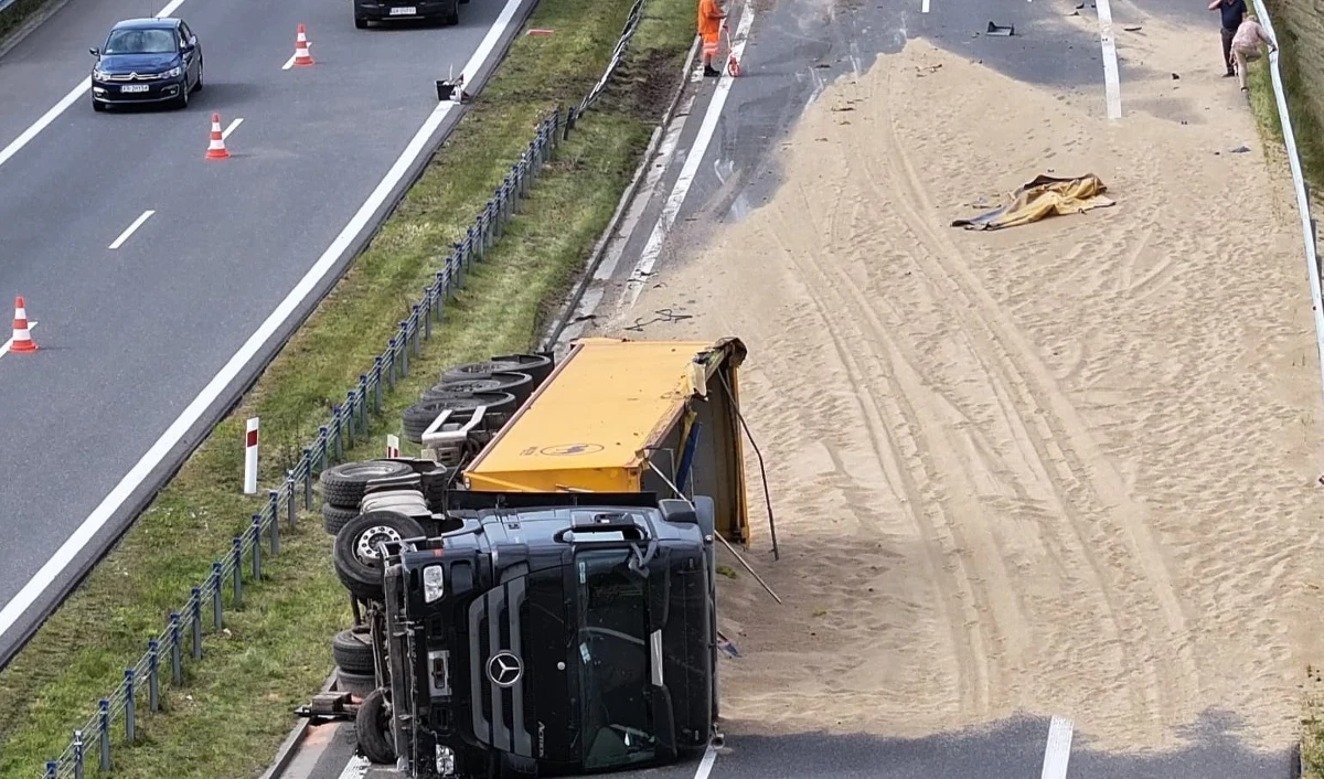 27 ton piasku wysypało się z ciężarówki na trasę S6 między węzłami Ustronie Morskie a Kołobrzeg Wschód (woj. zachodniopomorskie). Kierowca trafił do szpitala. Droga jest już przejezdna. Odcinek był przez kilka godzin zablokowany.