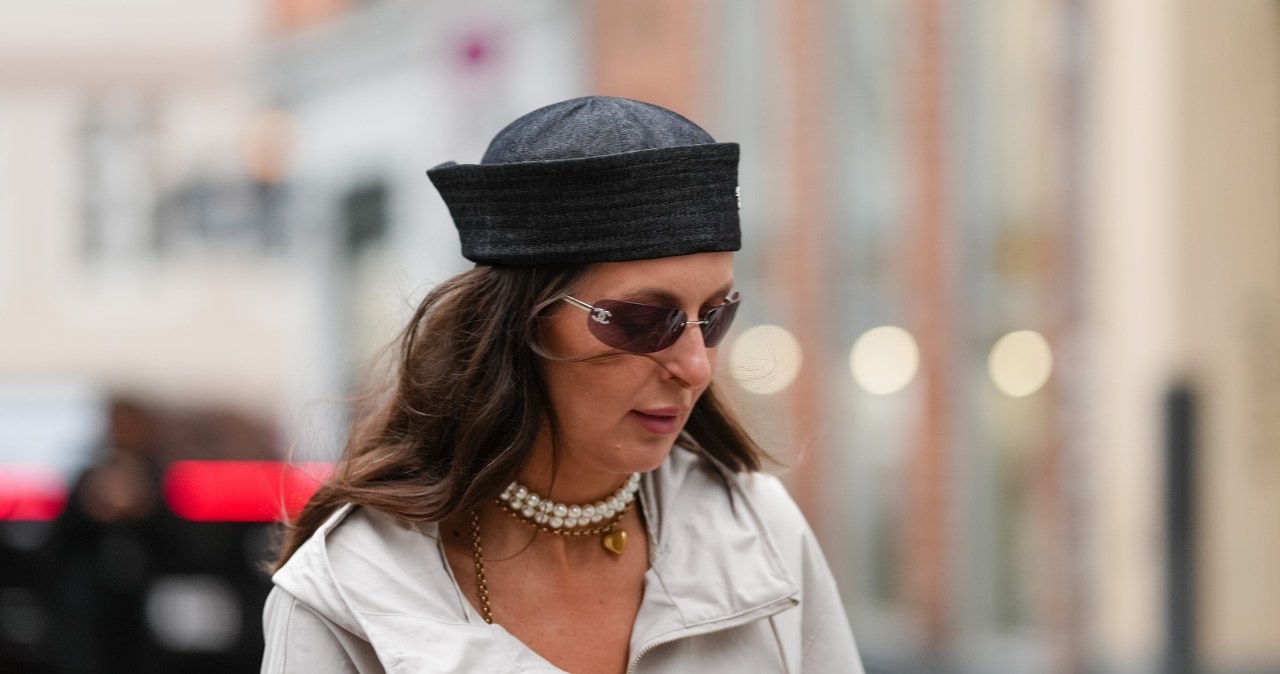 Jak nosić pillbox hat? Oto najmodniejsze nakrycie głowy na jesień 2025