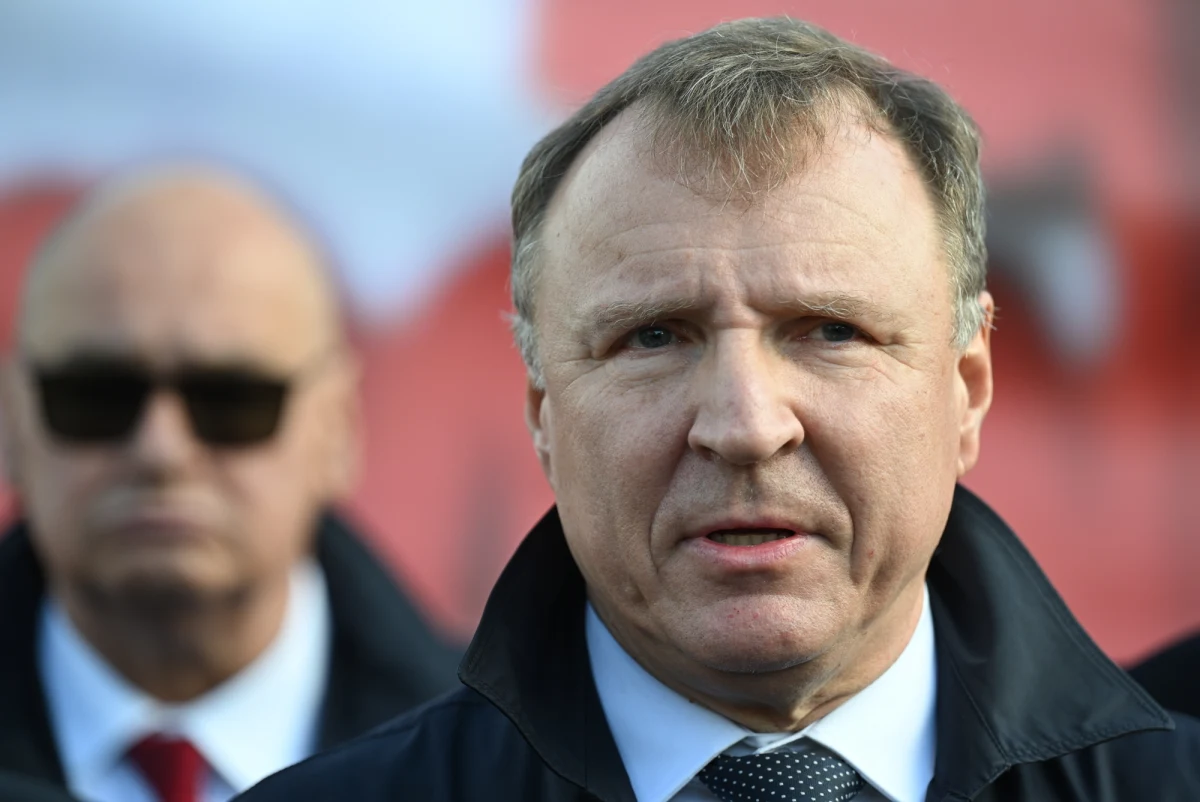 Jacek Kurski, były prezes TVP, został zatrudniony na stanowisku doradcy w Parlamencie Europejskim - dowiedział się Kamil Dziubka z Onetu. Jego wysokie zarobki i niewielka aktywność wywołały burzę wśród europosłów Prawa i Sprawiedliwości. W partii nie brakuje głosów oburzenia i oskarżeń o faworyzowanie Kurskiego przez Jarosława Kaczyńskiego.