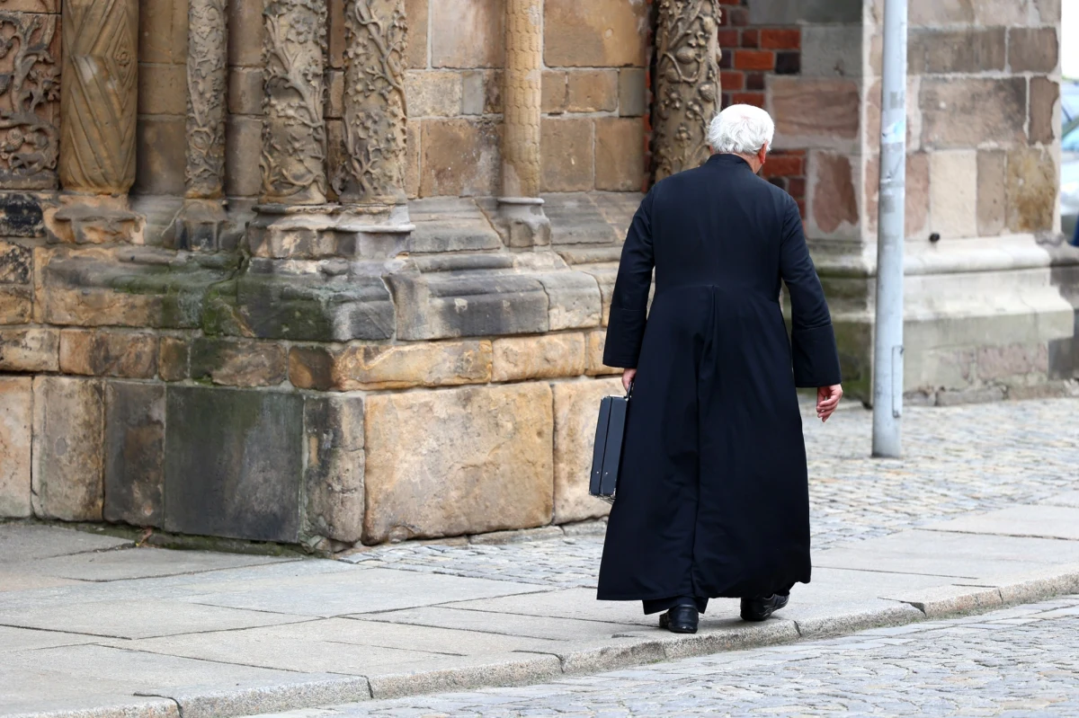 Kilkanaście osób zwróciło się do francuskiej Niezależnej Instancji Krajowej ds. Uznania i Zadośćuczynienia (INIRR) o rekompensatę w związku z nadużyciami seksualnymi ze strony polskiego duchownego. Ksiądz miał się ich dopuścić w seminarium w Paryżu. Wszystkie te osoby w czasie opisywanych wydarzeń były niepełnoletnie. Informacje na ten temat podały w piątek dziennik "Le Parisien" i agencja AFP.