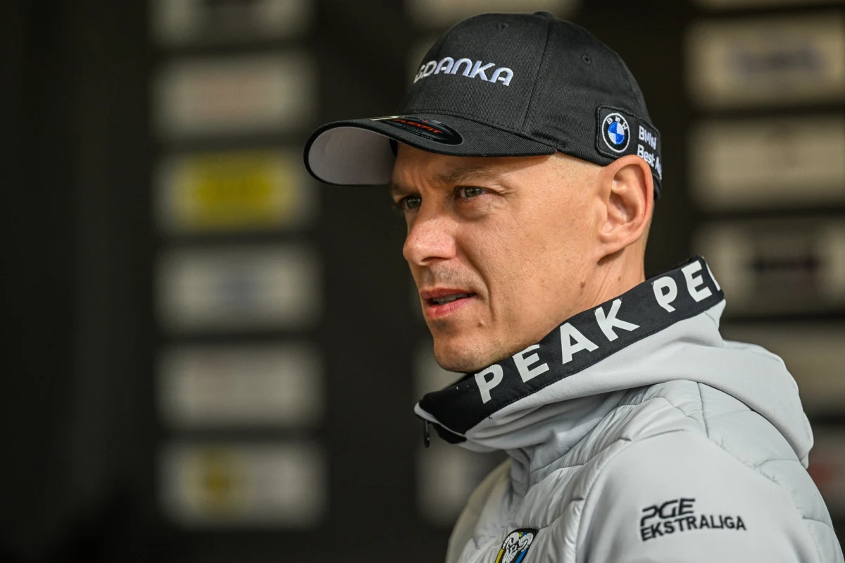 Smutna informacja dla fanów żużla w Polsce. ​Jeden z najbardziej utytułowanych polskich żużlowców w historii tego sportu w naszym kraju, Jarosław Hampel, ogłosił decyzję o zakończeniu kariery. Poinformował o tym przed biegami nominowanymi półfinałowego meczu ekstraligi pomiędzy jego dawnym klubem Motorem Lublin i GKM Grudziądz. Ostatnio startował w Falubazie Zielona Góra.