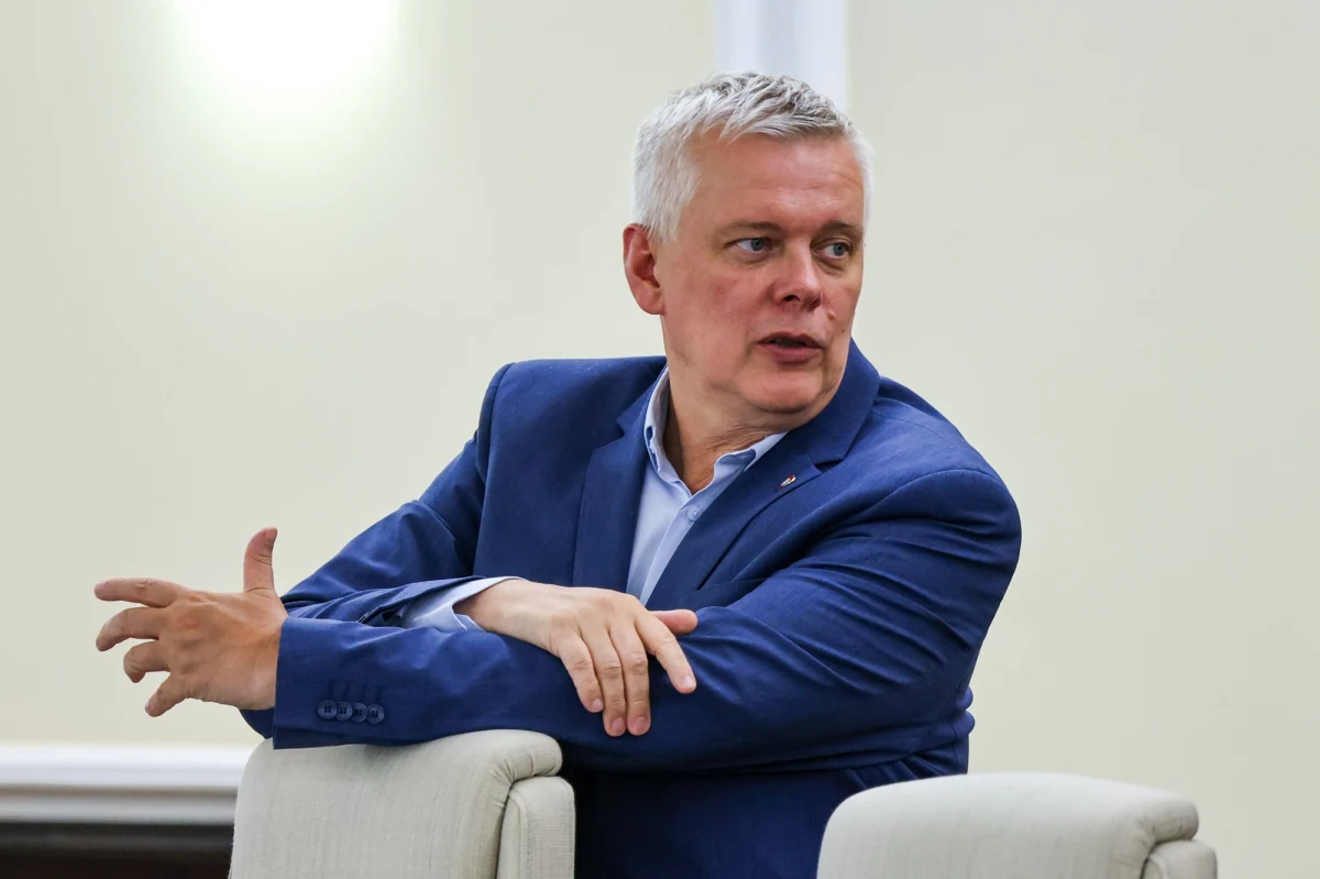 Polskie służby konsularne prowadzą rozmowy w sprawie obywatela Polski zatrzymanego na Białorusi. Według białoruskich mediów państwowych, zatrzymany zakonnik miał rzekomo zbierać informacje o rosyjsko-białoruskich ćwiczeniach wojskowych. Polska strona stanowczo odrzuca te oskarżenia, uznając je za prowokację. Koordynator służb specjalnych Tomasz Siemoniak poinformował, że trwają prace nad odpowiedzią na działania Mińska.