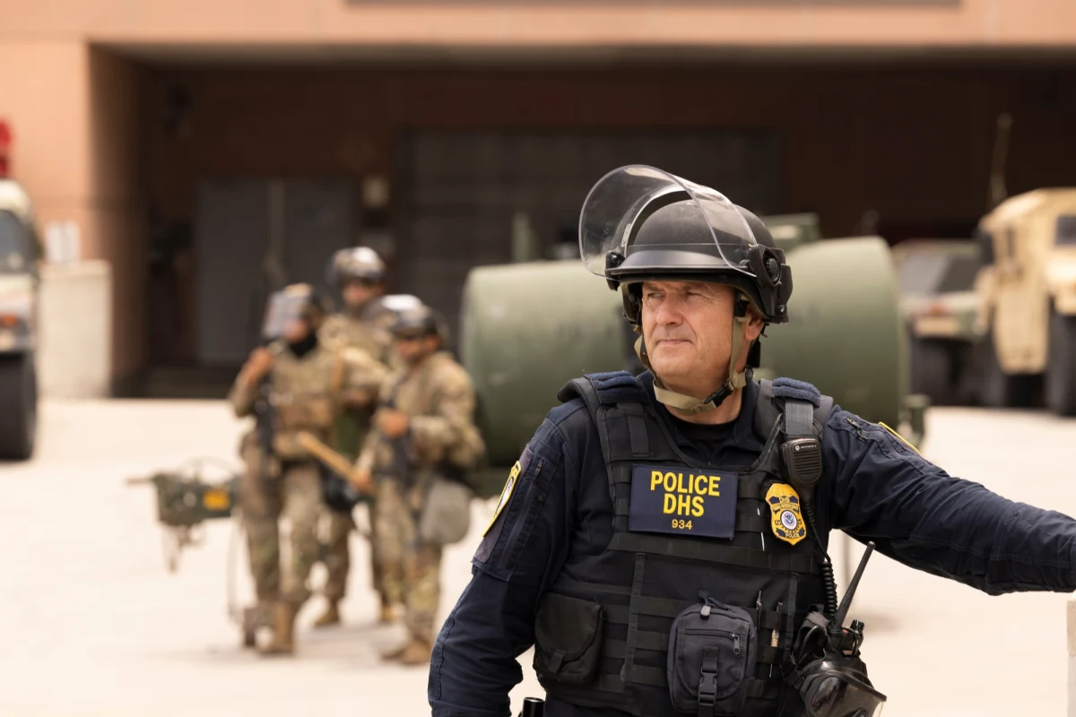 Federalne służby imigracyjne zatrzymały po piątkowym nalocie 475 pracowników fabryki akumulatorów samochodowych w Georgii w USA. Aresztowani to w większości Koreańczycy - zakład należy do południowokoreańskiego koncernu Hyundai. Departament Bezpieczeństwa Krajowego (DHS) określa akcję  jako bezprecedensową. Donald Trump nazwał zatrzymanych "nielegalnymi imigrantami".