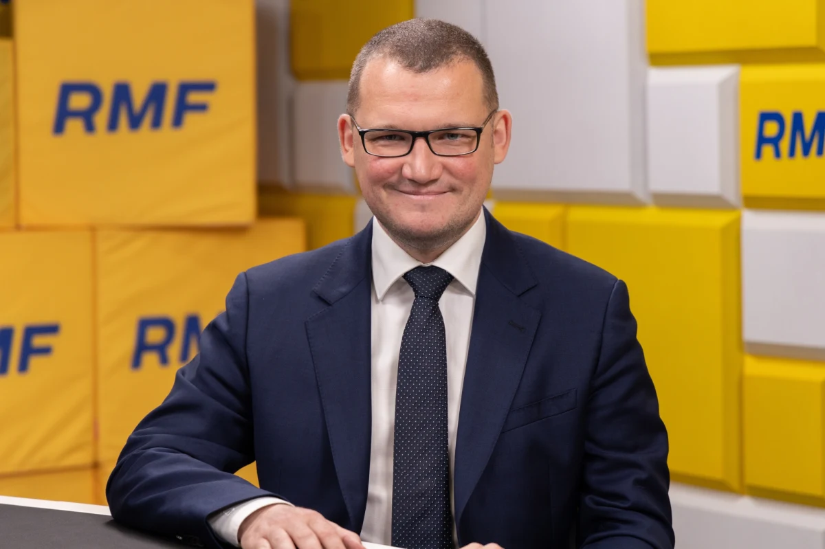 "Karol Nawrocki otworzył swą wizytą w USA drzwi i teraz rolą rządu jest to wykorzystać" – mówił Gość Krzysztofa Ziemca w RMF FM Paweł Szefernaker, szef gabinetu prezydenta. "Ta  rywalizacja Donalda Tuska z Radosławem Sikorskim o to, kto bardziej będzie rywalizował z prezydentem, powoduje, że niestety cierpi na tym polska polityka zagraniczna" - dodał.