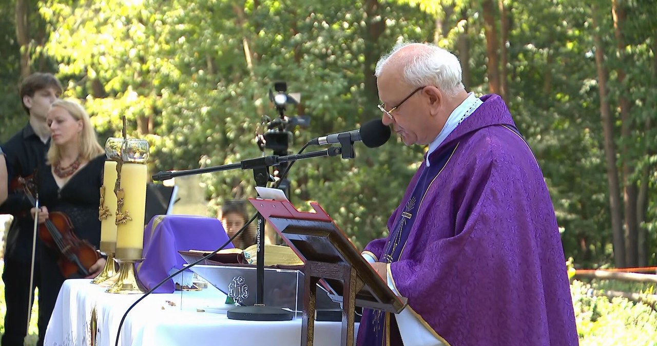 wiadomości,aktualności,Interia Pochówki polskich ofiar w Puźnikach. Ceremonia na zachodzie Ukrainy