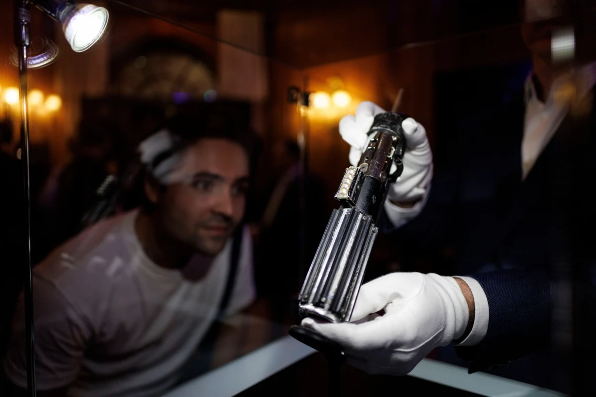 To najdroższy przedmiot związany z uniwersum "Gwiezdnych wojen", jaki kiedykolwiek sprzedano na licytacji - przekazał londyński dom aukcyjny Propstore. Miecz świetlny Dartha Vadera został sprzedany na aukcji w Los Angeles za 3,6 mln dolarów. Na tej aukcji sprzedano jeszcze m.in. bicz Indiany Jonesa i tabliczkę z napisem "Peron 9 3/4" z serii filmów Harrym Potterze