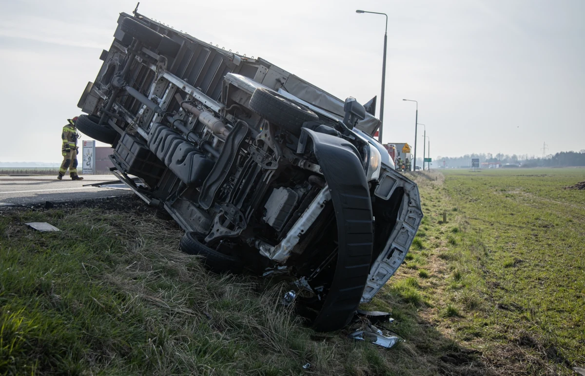 Pięć osób zostało poszkodowanych w wypadku, do którego doszło na drodze krajowej nr 27 w województwie lubuskim. Pomiędzy Żarami a Nowogrodem Bobrzańskim dachował bus.