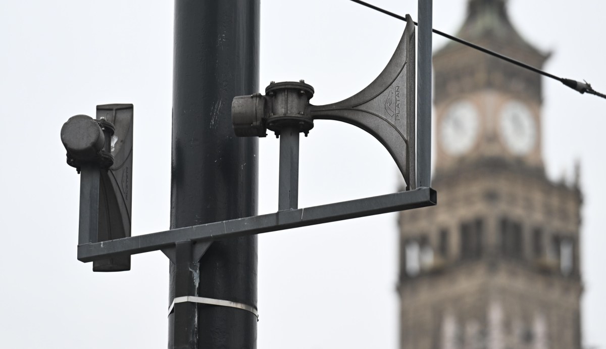 W Warszawie zawyły syreny alarmowe. Co było przyczyną?